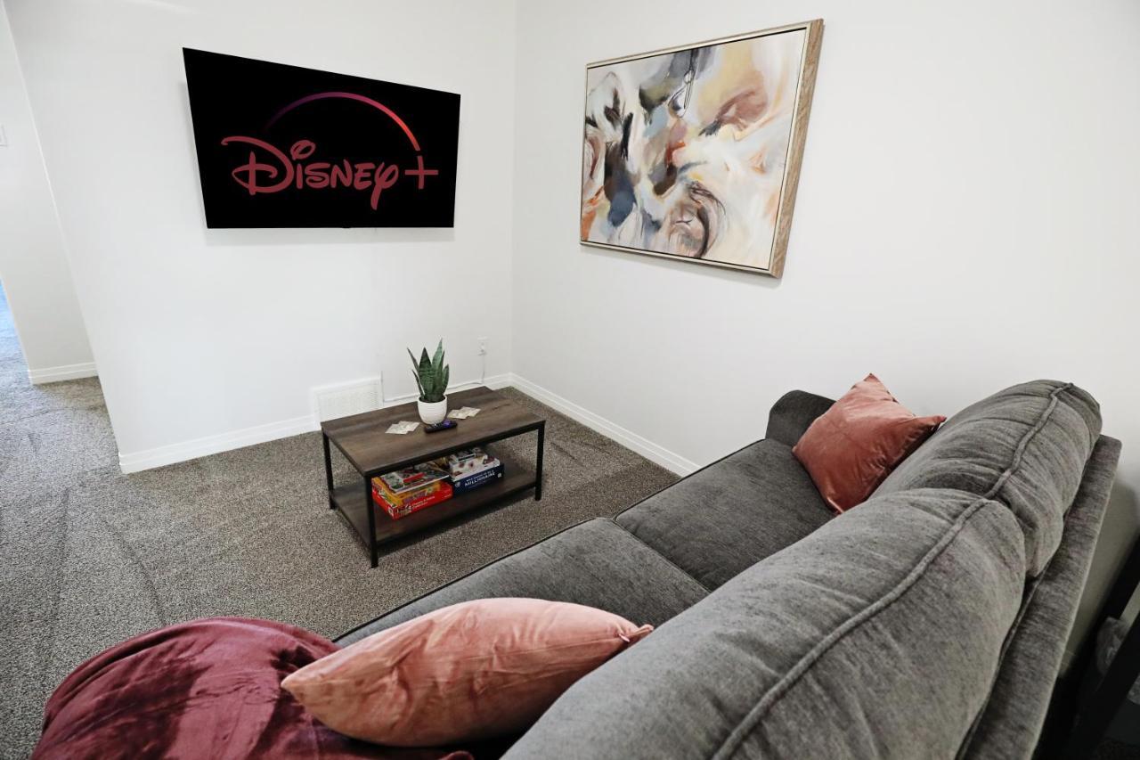 Holiday home Three King Beds,central A/c,fireplace,park,disney+ Edmonton