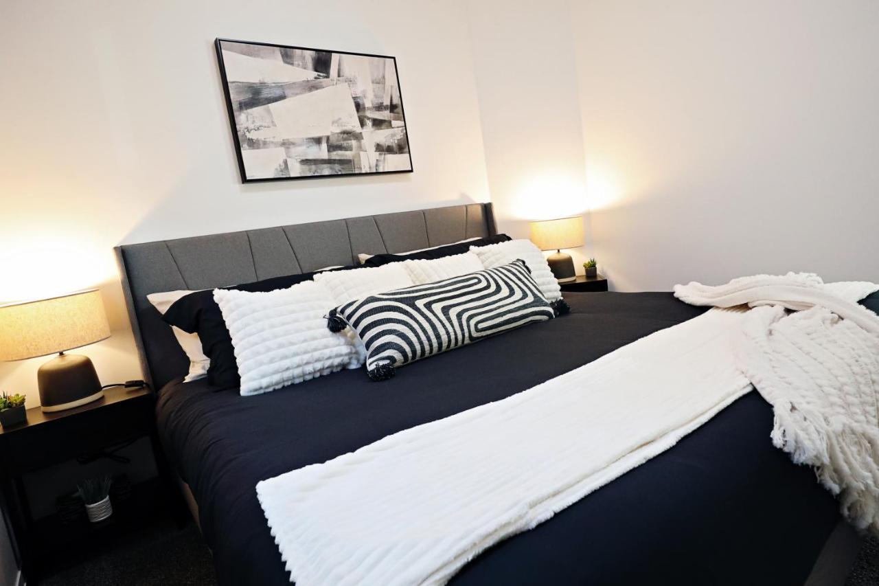 Three King Beds,central A/c,fireplace,park,disney+ * Edmonton