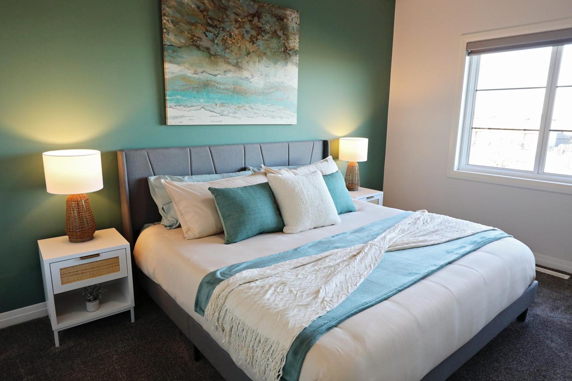 Three King Beds,central A/c,fireplace,park,disney+ * Edmonton